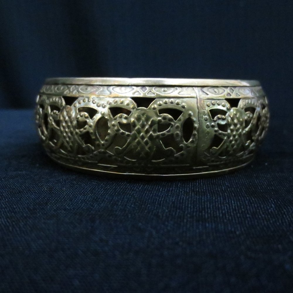Vintage Bracelet Ornate Filigree Textured Brass Bangle Lightweight Interlocked